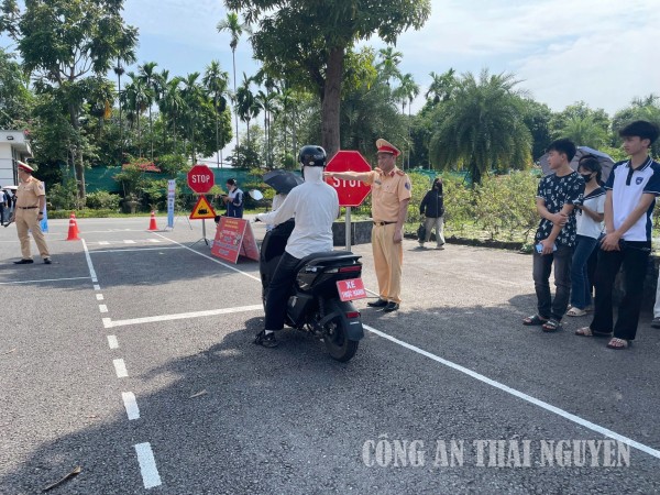 Hơn 1.000 cán bộ, giảng viên và sinh viên được đào tạo kỹ năng lái xe mô tô, xe gắn máy an toàn