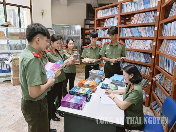 Trường Văn hóa Công an nhân dân I đảm bảo sách giáo khoa cho học sinh bước vào năm học mới