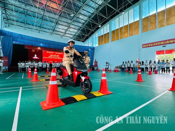 Hơn 1.600 cán bộ, giáo viên và học sinh được đào tạo kỹ năng lái xe gắn máy an toàn