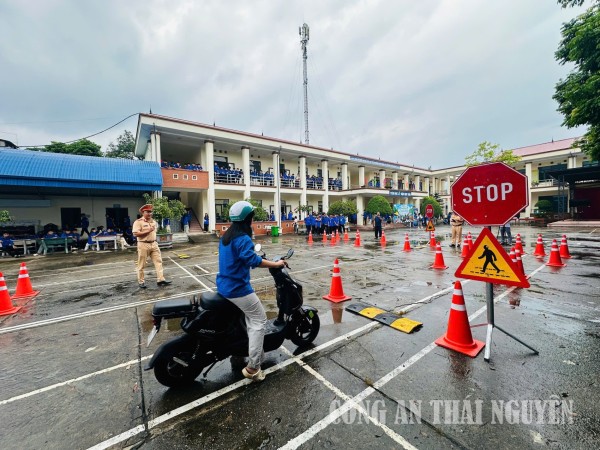 Gần 1.500 cán bộ, giáo viên và học sinh được đào tạo kỹ năng lái xe gắn máy an toàn