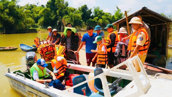 Cảnh sát giao thông đường thủy hỗ trợ học sinh đến trường