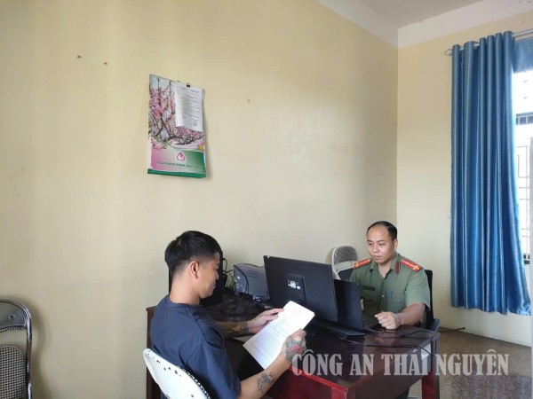 Công an xã hướng dẫn công dân về quản lý, sử dụng phương tiện bay không người lái.