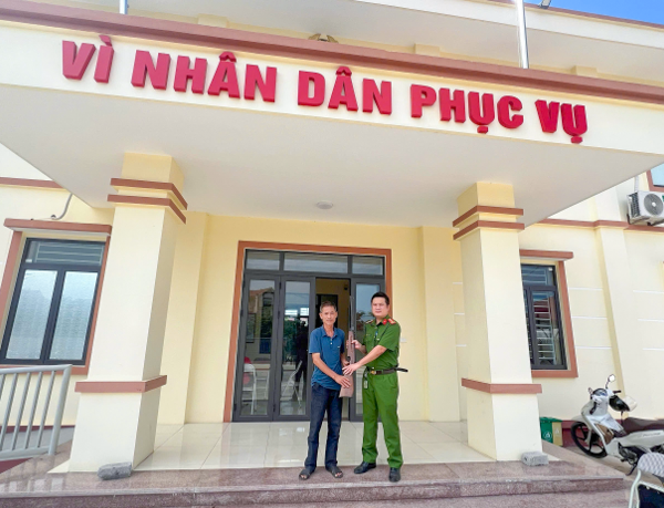 Công an xã Phú Bình tuyên truyền, vận động người dân tự giác giao nộp vũ khí, vật liệu nổ, công cụ hỗ trợ