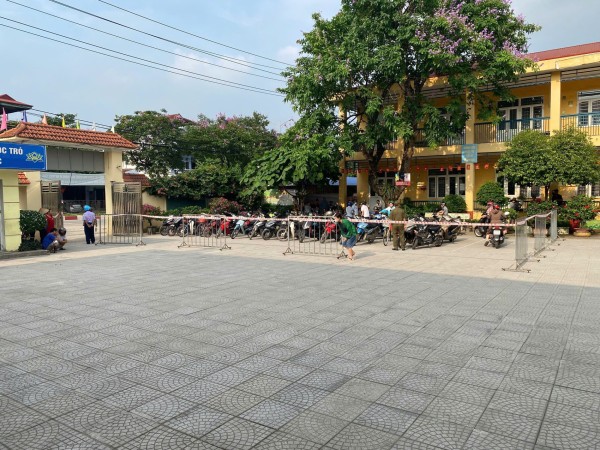 Công an phường Tích Lương giải quyết điểm ùn tắc giao thông tại cổng trường học