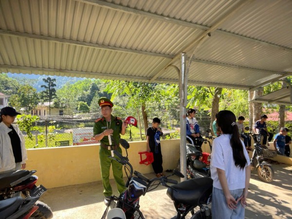 Công an xã Xuân Dương tuyên truyền kỹ năng an toàn giao thông cho học sinh