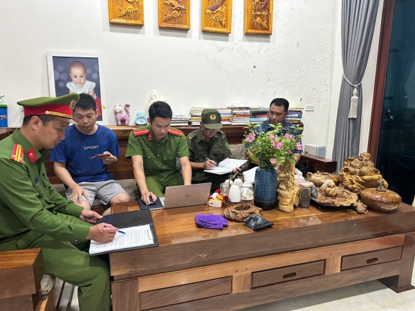 Công an xã Na Rì kiểm tra cư trú đầu năm học mới