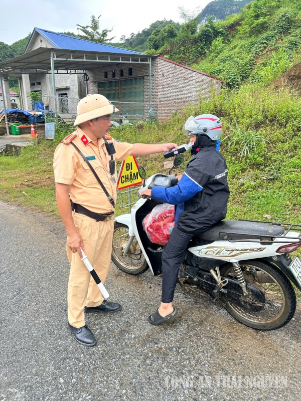 Công an xã Bằng Thành tuần tra, kiểm soát bảo đảm trật tự an toàn giao thông
