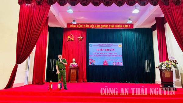 Công an xã Đại Phúc tuyên truyền pháp luật cho học sinh
