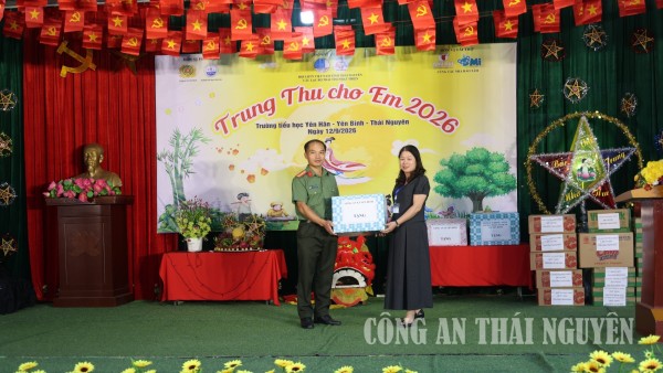 Công an xã Yên Bình phối hợp tổ chức Tết Trung thu cho trẻ em vùng khó khăn