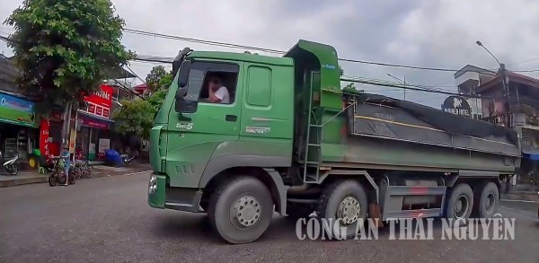 Xử lý lái xe “sử dụng điện thoại di động khi điều khiển phương tiện tham gia giao thông”.