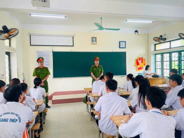Công an phường Tích Lương tuyên truyền pháp luật tại các trường học
