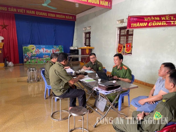 Công an xã kiểm tra, hướng dẫn nghiệp vụ đối với lực lượng tham gia bảo vệ an ninh trật tự ở cơ sở thôn Bản Trù