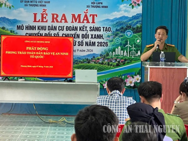 Cán bộ Công an xã Thượng Minh tuyên truyền pháp luật cho bà con nhân dân.