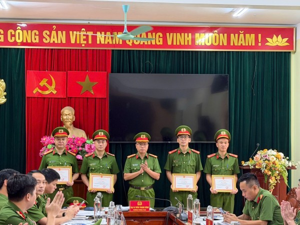 Trao thưởng, biểu dương các tập thể, cá nhân có thành tích xuất sắc
