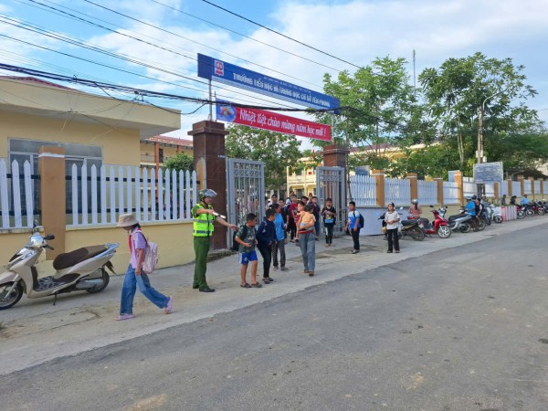 Công an xã Yên Phong bảo đảm an toàn giao thông tại khu vực cổng trường