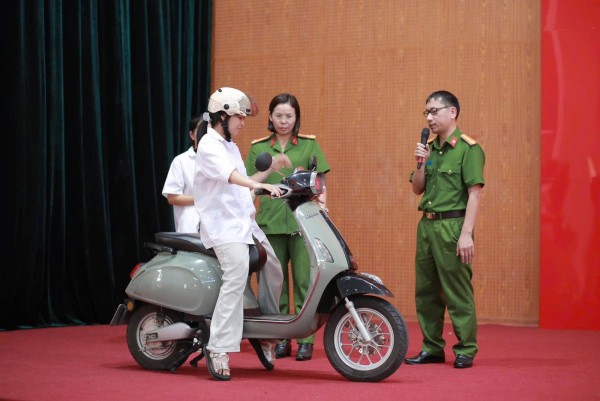 Công an phường Tích Lương đồng hành cùng học sinh xây dựng văn hóa giao thông an toàn