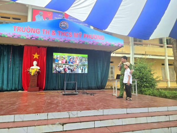 Công an xã Thượng Minh tuyên truyền pháp luật về trật tự an toàn giao thông
