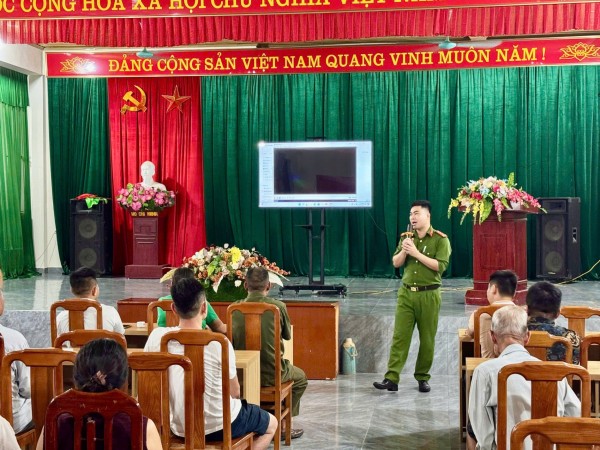Công an phường Phúc Thuận tuyên truyền, hướng dẫn kỹ năng tham gia giao thông an toàn