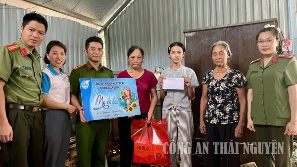 Công an phường Bách Quang nhận đỡ đầu học sinh có hoàn cảnh khó khăn
