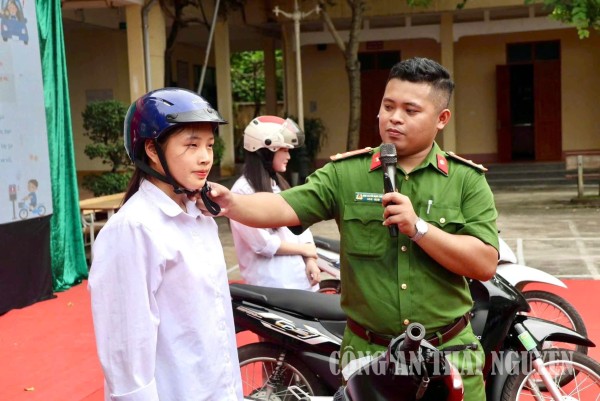 Ảnh 2 Phủ Thông tuyên truyền ATGT