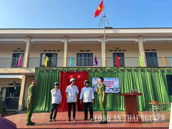 Công an xã Yên Bình hướng dẫn kỹ năng lái xe an toàn cho cán bộ, giáo viên và học sinh
