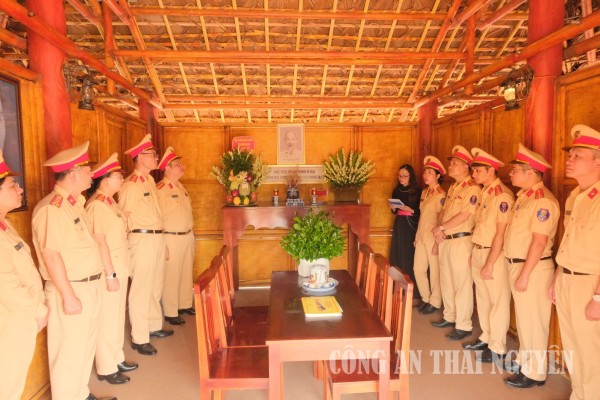 Đảng bộ Phòng Cảnh sát giao thông tổ chức sinh hoạt chính trị tại nơi thành lập cơ sở Đảng đầu tiên của tỉnh.