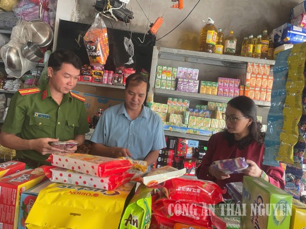 Công an xã Bằng Vân kiểm tra an toàn thực phẩm dịp Tết Trung thu trên địa bàn xã