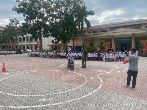 Công an xã Kha Sơn tuyên truyền, đào tạo kỹ năng lái xe mô tô, xe gắn máy an toàn