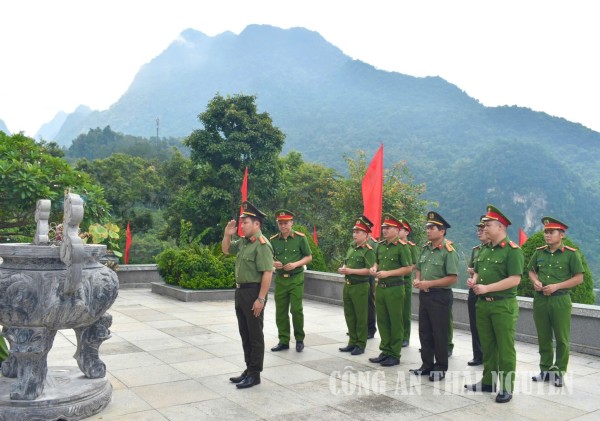 Công an xã Ba Bể tổ chức về nguồn, sinh hoạt chính trị