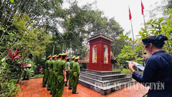 Chi bộ Công an xã Đồng Phúc sinh hoạt chuyên đề, về nguồn tại khu di tích lịch sử Nà Pậu
