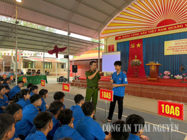Công an xã Định Hóa tuyên truyền pháp luật về trật tự, an toàn giao thông