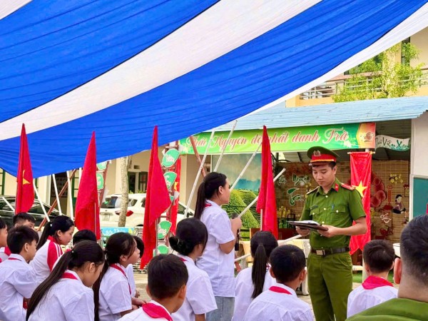 Công an xã Đại Từ tuyên truyền pháp luật cho học sinh