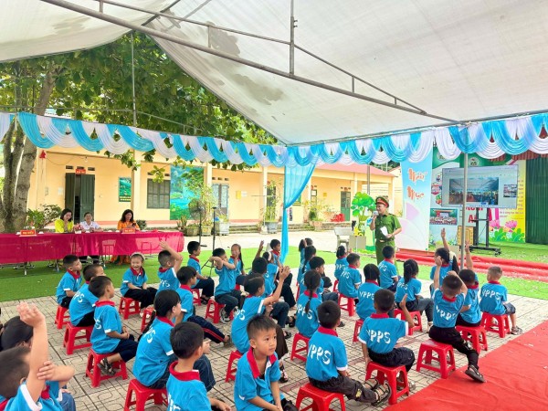 Công an xã Thần Sa tuyên truyền pháp luật và hướng dẫn kĩ năng lái xe mô tô, xe gắn máy an toàn