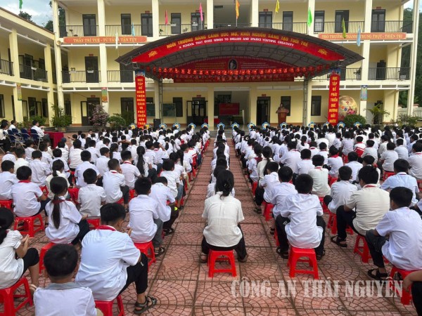 Công an xã Phong Quang tuyên truyền pháp luật về an ninh, trật tự tại trường học.