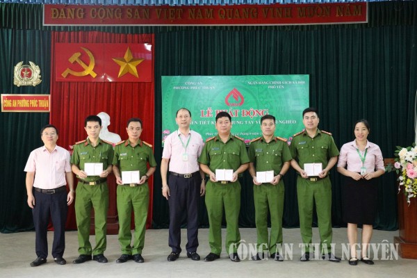 Công an phường Phúc Phuận phát động “gửi tiền tiết kiệm, chung tay vì người nghèo”