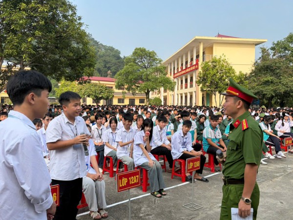 Công an xã Vạn Phú tuyên truyền kiến thức về trật tự, an toàn giao thông đường bộ