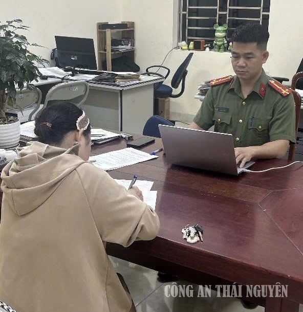Công an xã Bạch Thông làm việc với trường hợp công dân đăng tải thông tin chưa phù hợp trên mạng xã hội Facebook