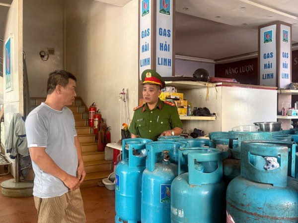 Công an phường Trung Thành kiểm tra, hướng dẫn cơ sở kinh doanh khí hóa lỏng về công tác phòng cháy, chữa cháy