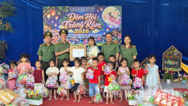 Ấm áp trung thu nơi vùng cao - Những người chiến sỹ Công an mang yêu thương đến với thiếu nhi
