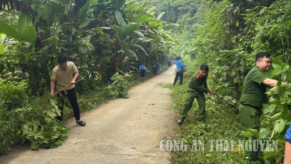 Công an xã Ba Bể hưởng ứng ngày Chủ nhật xanh
