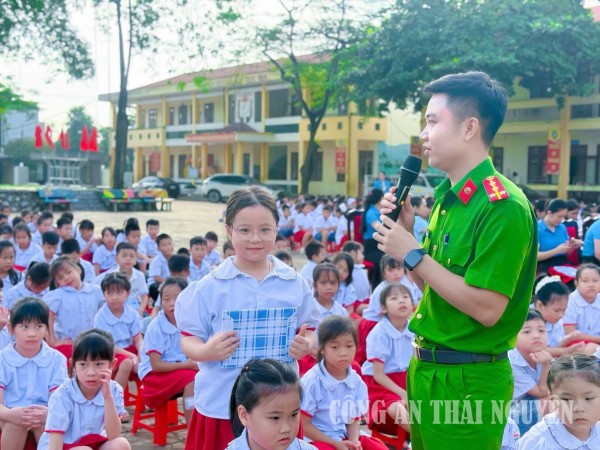 Công an phường Bá Xuyên tuyên truyền, trang bị kỹ năng an toàn cho học sinh