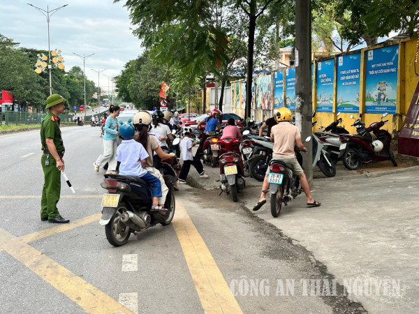 Công an phường Bách Quang bảo đảm trật tự, an toàn giao thông ngày khai giảng.