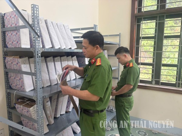 Công an xã Bạch Thông đẩy mạnh sắp xếp, số hóa tàng thư
