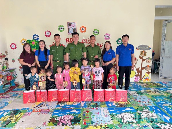 Chăm lo trẻ em tại xã Bằng Vân