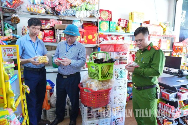 Kiểm tra vệ sinh, an toàn thực phẩm tại các cửa hàng kinh doanh tạp hóa trên địa bàn.
