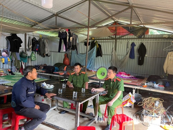 Tuyên truyền phòng ngừa tội phạm trộm cắp tài sản tại các công trình xây dựng.