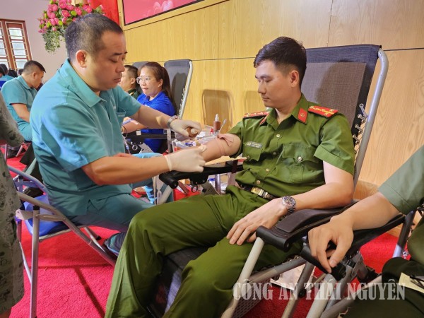 Chi đoàn Công an xã Đức Lương tích cực tham gia hiến máu tình nguyện