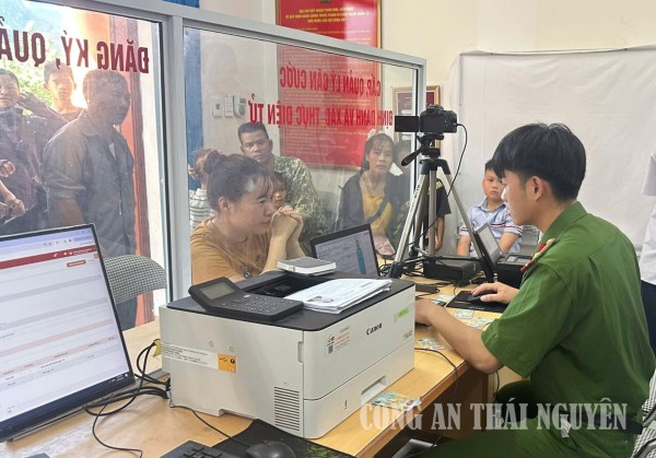 Công an xã Thần Sa nỗ lực đưa định danh điện tử đến với nhân dân vùng sâu, vùng xa