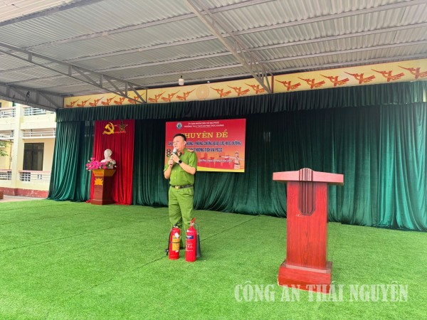 Tuyên truyền, phổ biến pháp luật cho học sinh tại xã Đại Phúc.