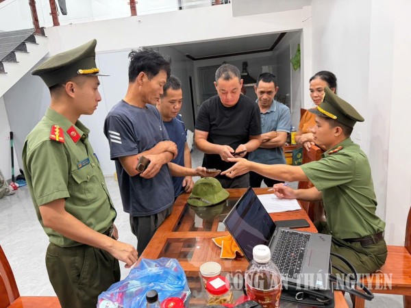 Công an xã Điềm Thụy tăng cường quản lý người nước ngoài lưu trú trên địa bàn